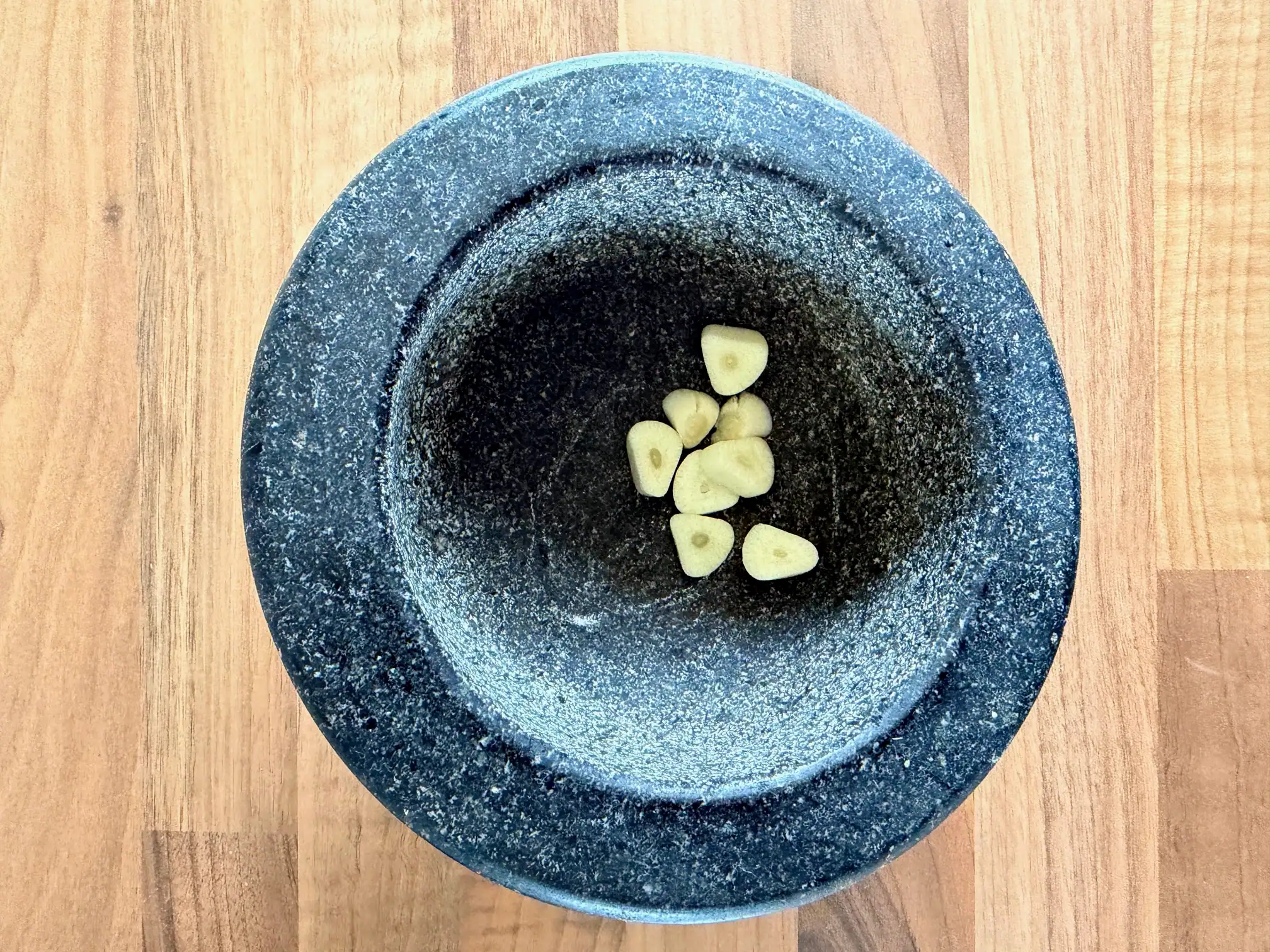 garlic in pestle and mortar