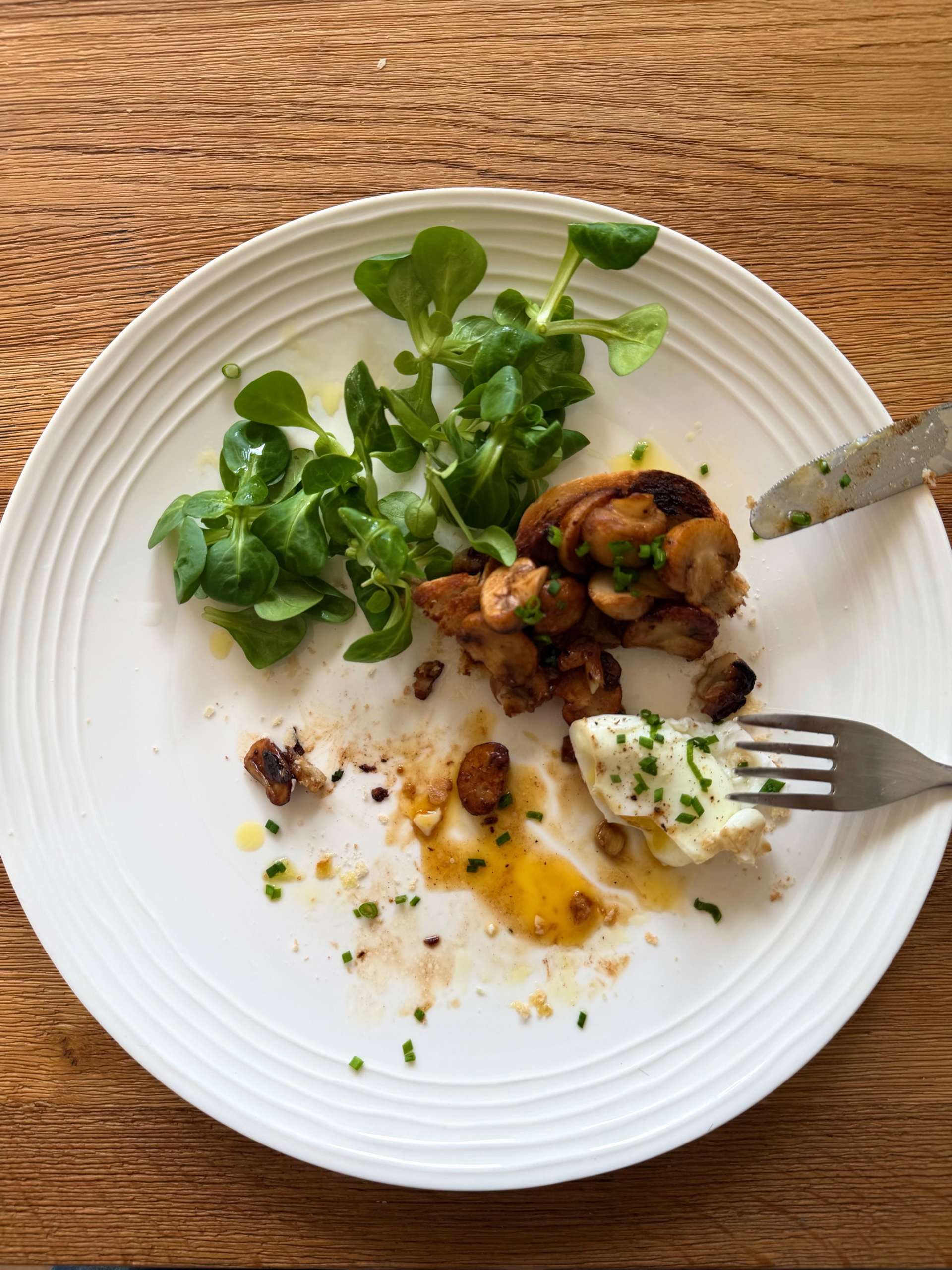 eating mushrooms on toast
