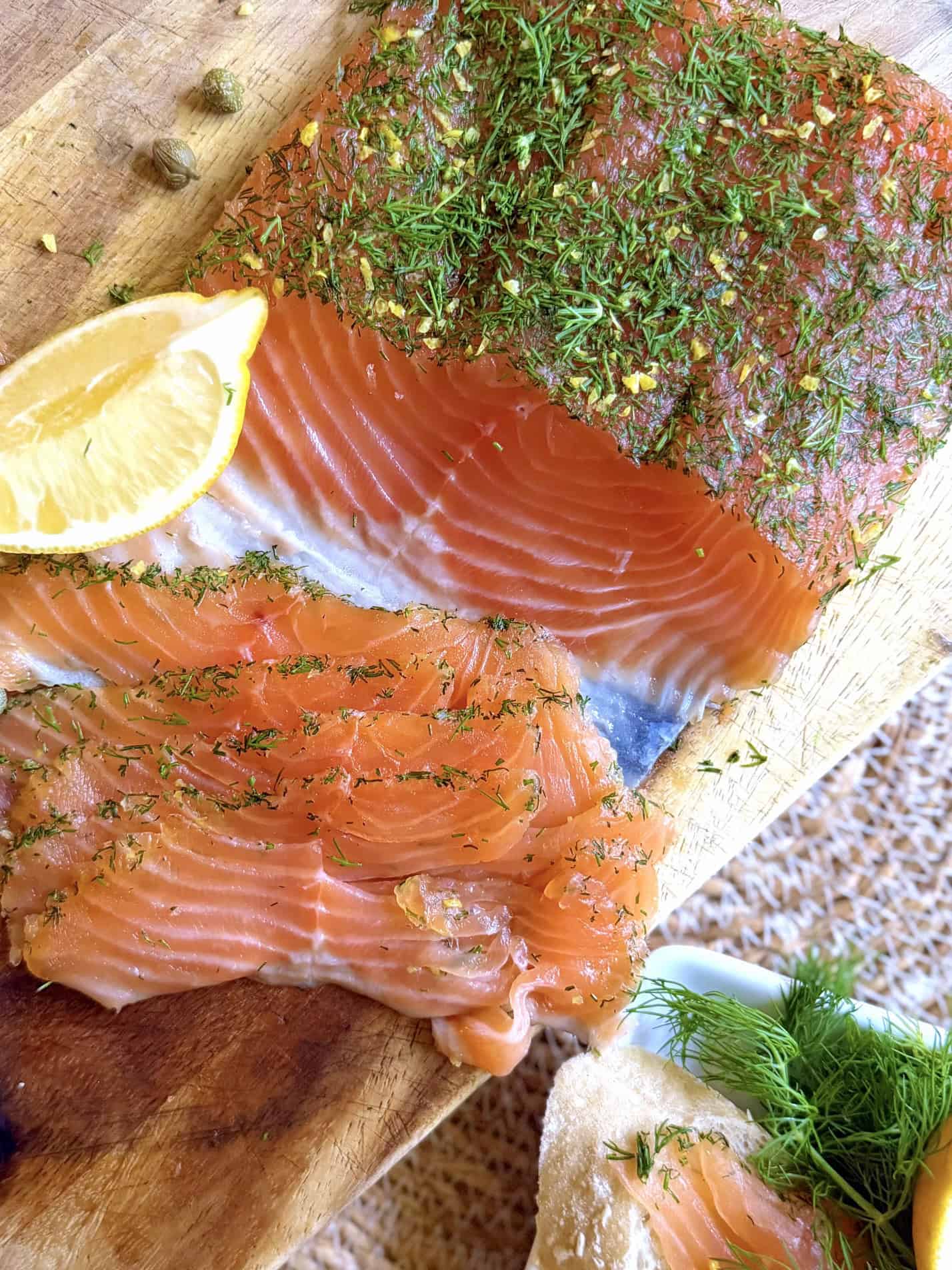 salmon gravlax with lemon wedge