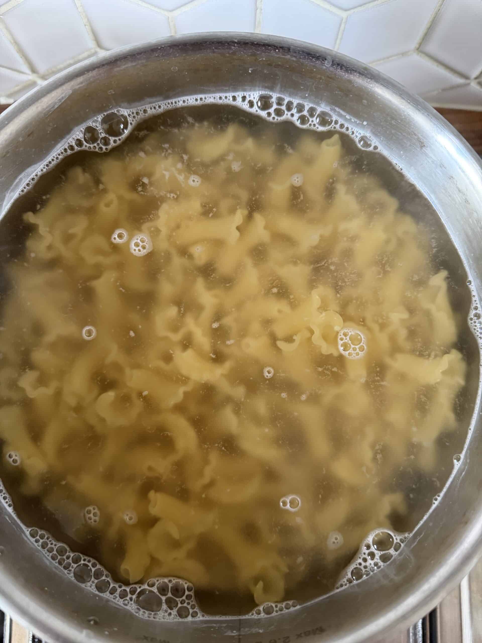 Boiling pasta in water