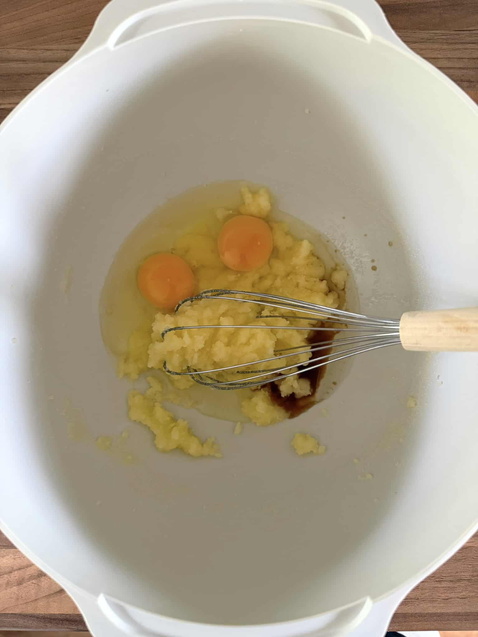 mix the wet ingredients in a mixing bowl